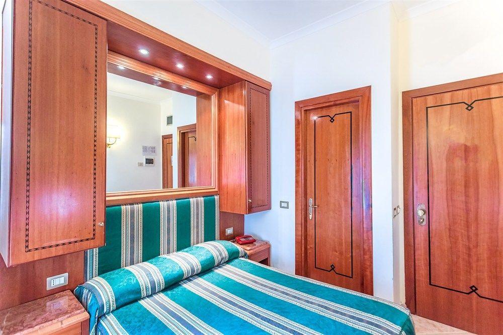Raeli Hotel Regio Roma Exterior foto