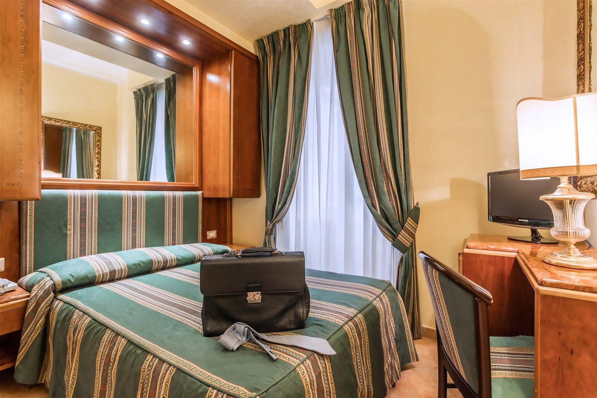 Raeli Hotel Regio Roma Exterior foto